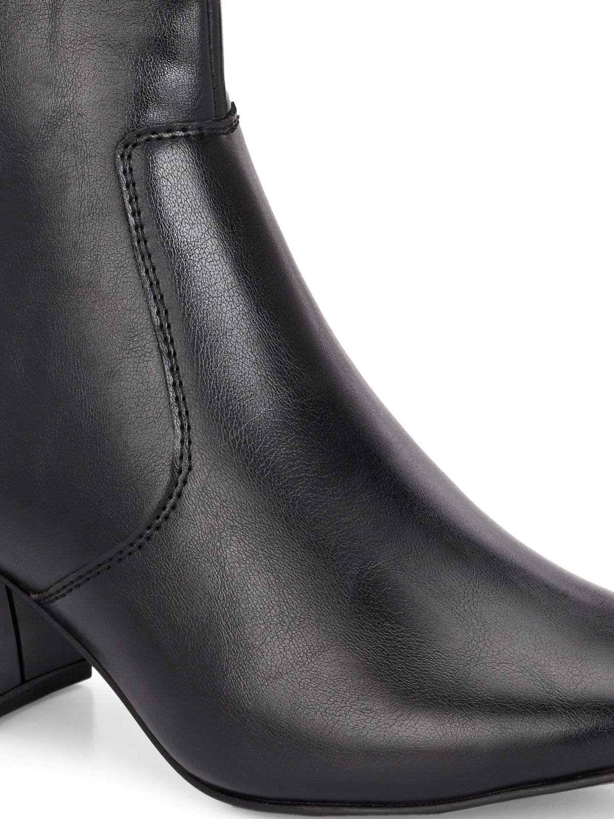 Stylish black ankle boot with a sturdy block heel and branded El Paso logo